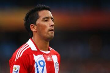 El 2005 llegó a Deportes Temuco tras un oscuro paso por Tigre de Argentina. Anotó 12 goles y tres años después llegó a Colo Colo, donde se convirtió en ídolo con 57 goles. Después ha destacado en el Borussia Dortrmund, Montepellier, selección paraguaya y Gremio.