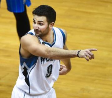 Ricky Rubio da instrucciones a sus compañeros.