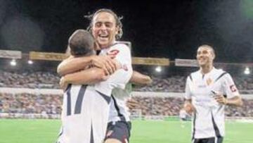 <b>OTRA FIESTA. </b>Ewerthon y Sergio García celebran el segundo gol del Zaragoza. A partir de ahí se desató otra vez la fiesta.