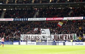 El ex jugador ha recibido en el Wanda Metropolitano un emotivo y merecido homenaje del Atleti, al que se ha sumado el Osasuna, equipo en el que también jugó. En la foto, la afición da las gracias a Juanfran con una pancarta. 