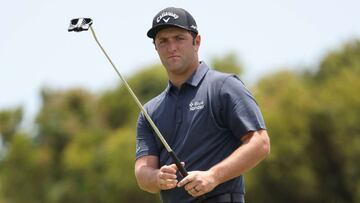 Jon Rahm golpea una bola durante un entrenamiento previo al PGA Championship en el Kiawah Island Resort's Ocean Course de Kiawah Island, Carolina del Sur.