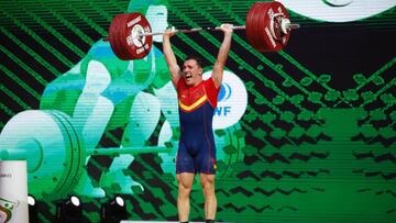 Andrés Mata compite durante los Mundiales de Halterofilia de Ashgabat.