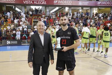 Kravish y Pérez sostienen la corona del Unicaja