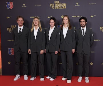 Alexia Putellas, Marta Torrejón  Irene Paredes, capitanas del Barcelona femenino, posan junto con su entrenador, Pere Romeu en la alfombra roja del gran Teatro del Liceu.