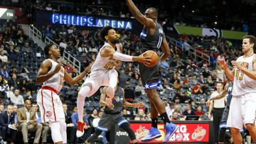 DeAndre Bembry y Bismack Biyombo.