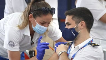 Un miembro de la tripulación del crucero Carnival "Liberty" es vacunado contra el COVID-19 por la enfermera registrada Kaitlin Shew después de que el barco atracó en Port Canaveral, Florida, el miércoles 12 de mayo de 2021.