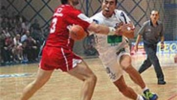 <b>ENTRE ALGODONES.</B> Dujsebaev necesita reposo para sus rodillas