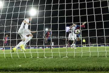 4-0. Córner que lanza Raphinha pasado, al segundo palo, Íñigo Martínez consigue rematar de cabeza para dejar el balón en el área pequeña y Robert Lewandowski remata, primero de cabeza y luego con el pie, el cuarto tanto en el minuto 50 de partido.