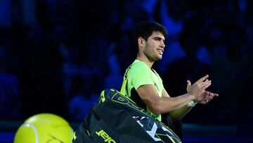 Carlos Alcaraz deja la pista tras ser derrotado por Novak Djokovic en las ATP Finals.