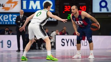 Dimitrijevic, base del Joventut, defiendo a Quino Colom, en su debut con el Baskonia.