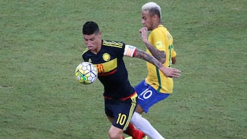 James Rodr&iacute;guez lucha un bal&oacute;n con Neymar.