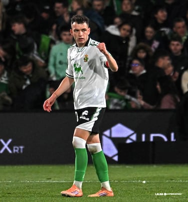 Tres integrantes tiene el Racing en el once de esta semana, tras su partidazo ante el Almería. El primero de ellos, Iñigo Vicente, que dicta el juego de los santanderinos. Gol y asistencia para un jugador superlativo.