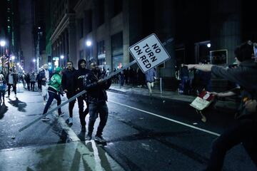 Un aficionado arranca una señal de tráfico durante los festejos por el título de los Philadelphia Eagles.