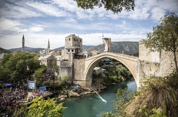 Gary Hunt, de Reino Unido, se lanza desde la plataforma de 27 metros en Stari Most durante el primer día de competición de la quinta parada del Red Bull Cliff Diving World Series.