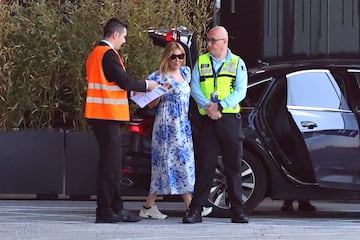 Ana Obregón en el aeropuerto junto a la pequeña Ana Sandra Lequio.