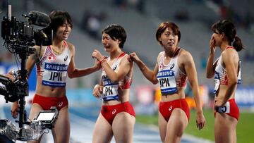 Japan's Seika Aoyama (L) comforts Nanako Matsumoto along with Kana Ichikawa and Asami Chiba (R) after the women's 4x400m relay final at the Incheon Asiad Main Stadium during the 17th Asian Games October 2, 2014. REUTERS/Jason Reed (SOUTH KOREA - Tags: SPORT ATHLETICS)