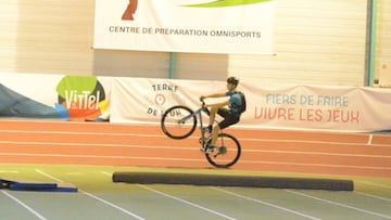 Oscar Delaite haciendo un wheelie