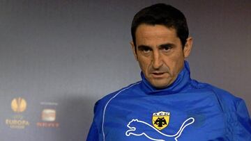 Jiménez, cuando entrenaba al AEK Atenas.