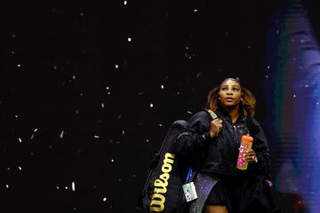 Serena Williams, apareció en la Arthur Ashe como una superheroína, con una capa de lentejuelas doradas en mitad de un estruendo impresionante de los casi 24.000 espectadores que abarrotaron la pista de tenis más grande del mundo.