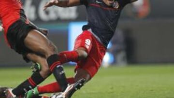 <b>OCASIÓN FALLIDA. </b>Teophile-Catherine le roba el balón a Falcao justo antes de que el colombiano disparase ante Costil para marcar.