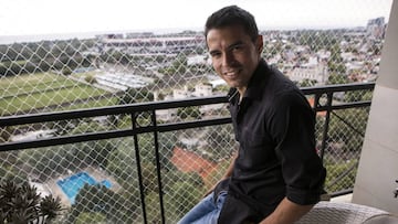 El jugador de fútbol Javier Saviola, entrevistado en su casa de Buenos Aires posa en su balcón con el estadio de River Plate de fondo. Buenos Aires, 1 Abril 2016 / foto Ricardo Ceppi