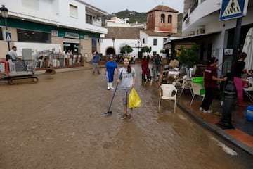 Trabajos de limpieza en el municipio de Benagarmosa, de la Axarquía, tras el paso de la DANA, en Málaga.