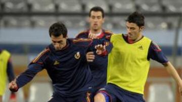 <b>EQUIPO. </b>Arbeloa pugna con Villa en un ensayo con España.