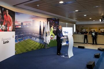 El joven portero ucraniano de 19 años ha sido presentado en el Santiago Bernabéu de la mano de Florentino Pérez y acompañado de su familia.