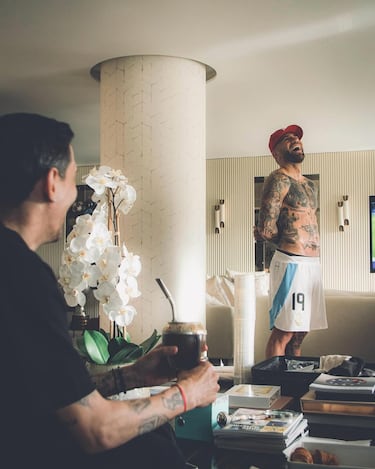 El capitán del Benfica no se quedó atrás. Se levantó la camiseta y le señaló el tatuaje de la Copa del Mundo que tiene en su cuerpo (obtenida en Qatar 2022 con Argentina).