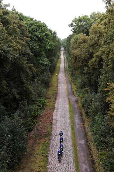 La París Roubaix, la clásica francesa conocida como el Infierno del Norte, se disputó el fin de semana del 2-3 de octubre. Los ciclistas del Deceuninck se preparan en la imagen en uno de sus famosos tramos adoquinados, el Bosque de Arenberg.
