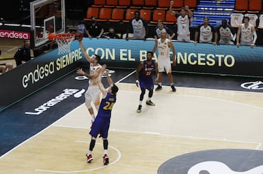 Diez años después del 2+1 de San Emeterio, el Baskonia volvía a ganar el título con una acción genial y definitiva. De nuevo ante el Barça y de nuevo de manera inopinada y a la vez merecida. El héroe, en esta ocasión, iba a ser el base de 24 años Luca Vildoza. Otra joya de la cantera argentina. Anotó la canasta triunfal a falta de 3 segundos y 4 décimas tras ejecutar una magnífica puerta atrás frente a Kuric, que leyó muy bien su compañero Polonara. El italiano dio la asistencia definitiva con Vildoza reclamando el balón a grito pelado mientras cortaba hacia canasta. Le llegó justo a tiempo para ejecutar una bandeja (67-69) que valía una Liga. Un fenómeno.