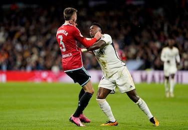 El '7' del Real Madrid realizó un empujón innecesario sobre óscar Mingueza. El brasileño se marchó del defensor y este le agarró de la camiseta para no dejarle escapar. Vinicius acabó perdiendo los nervios y se revolvió empujando a Mingueza.