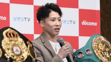 El boxeador japoés Naoya Inoue con sus cinturones.