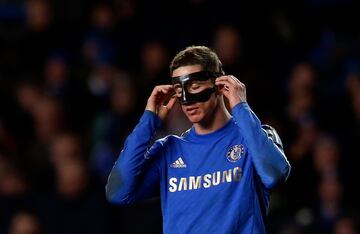 Fernando Torres se ajusta la máscara durante el partido de Europa League ante el Rubin Kazan en su etapa con el Chelsea (2013).