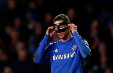Fernando Torres se ajusta la máscara durante el partido de Europa League ante el Rubin Kazan en su etapa con el Chelsea (2013).