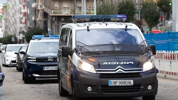 El furgón de la Policía Nacional que transporta al detenido por el crimen de Coia llega a la Ciudad de la Justicia de Vigo, a 8 de abril de 2024, en Vigo, Pontevedra, Galicia (España). La Policía Nacional detuvo ayer, 7 de abril, a un hombre de 57 años por asesinar presuntamente a un hombre a tiros la noche del sábado 6 de abril en el barrio vigués de Coia.
08 ABRIL 2024;CRIMEN;DETENIDO;JUSTICIA;;PIXELADA
Adrián Irago / Europa Press
08/04/2024