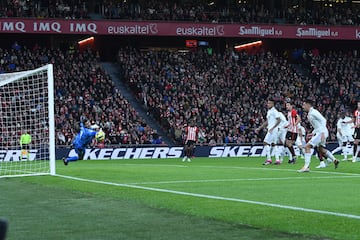 Estirada de Thibaut Courtois para desviar el balón.