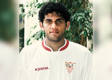 El lateral derecho brasile?o lleg車 al equipo andaluz en 2002 donde estuvo hasta el 2008. Jug車 237 partidos y anot車 15 goles.