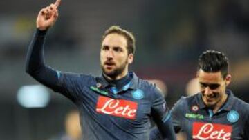 Higuaín celebra su tercer tanto junto a Callejón.