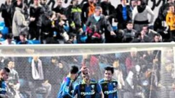 <b>ALEGRÍA. </b>Los jugadores del Huesca celebran el primer gol, obra de Mikel Rico.