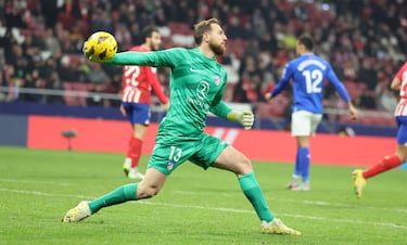 Llegó sin hacer mucho ruido y su comienzo fue negativo: encajó tres goles en un partido de Champions ante el Olympiacos. Pocos podían imaginar lo que vendría después: para muchos el mejor portero en la historia de la entidad. Sobrio, un felino bajo palos. Tiene cinco Trofeos como portero menos goleado de la Liga española. Sólo Ramallets y Víctor Valdés lograron como él cinco Trofeos Zamora. Juega su décima temporada en el Atlético, del que es uno de los capitanes. Con 419 encuentros es el octavo jugador y el primer extranjero con más partidos en la entidad rojiblanca. Palabras mayores. Ganó una Liga, una Supercopa de España, una Europa League y una Supercopa de Europa. Tiene contrato hasta 2028.
