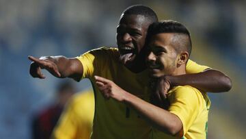 Vinicius Junior y Alan Guimaraes celebran un gol de la selecci&oacute;n brasile&ntilde;a en el Sudamericano sub-17.