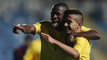 Vinicius Junior y Alan Guimaraes celebran un gol de la selecci&oacute;n brasile&ntilde;a en el Sudamericano sub-17.