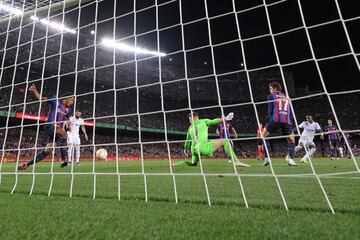 0-1. Contraataque del equipo blanco, tras un paradón de Thibaut Courtois, que finaliza Vinicius con un disparo que rechaza Jules Koundé bajo palos y para terminar entrando en la portería de Marc-André Ter Stegen.