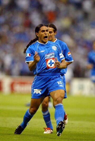 El Gatillero es uno de los históricos goleadores de Cruz Azul, sin embargo al igual que Hermosillo, su salida fue un tanto polémica.
