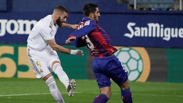 Benzema, durante el Eibar-Real Madrid.