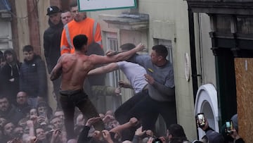 Jugadores durante el 824º juego del Atherstone Ball Game.