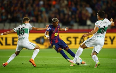 Lamine Yamal marca el 1-0 al Elche. 
