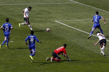 El jugador de Colo Colo Esteban Paredes convierte un gol contra Universidad de Chile durante el partido de primera división disputado en el estadio Monumental en Santiago.