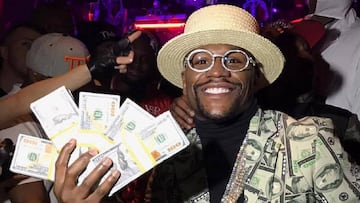 Floyd Mayweather posa con una importante cantidad de dinero.